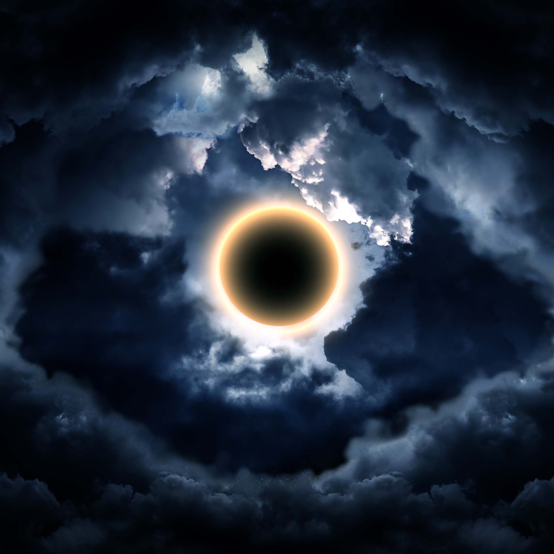 Éclipse solaire au-dessus des montagnes